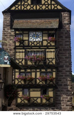 Francia, la pequeña aldea de Riquewihr en Alsacia