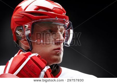 Portret van een hockeyspeler tegen zwart backround