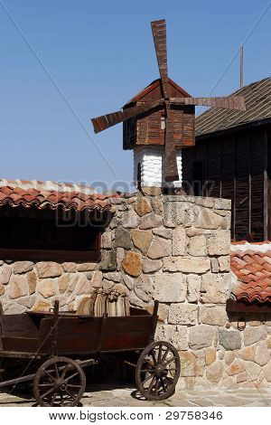Vecchio mulino in legno e carrello a Nessebur