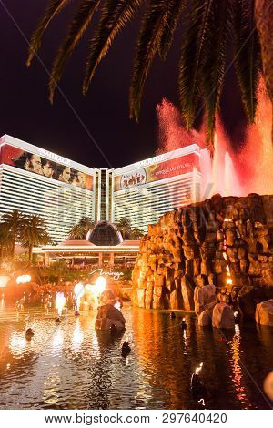 Las Vegas, Usa - May 28, 2015: Mirage Hotel And Casino Resort At Night With Volcano Show
