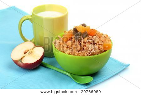 leckere Cornflakes in grüner Schale, Apple und Glas Milch, isoliert auf weiss