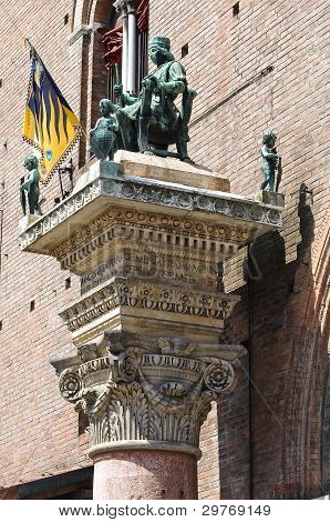 Pronssinen patsas. Kaupungintalo. Ferrara. Emilia-Romagna. Italia.