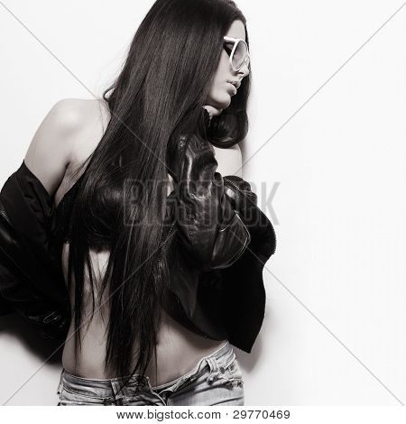 Fotografie sexuální krasavicí v džínách, stojící nedaleko walll je v módní styl, kouzlo
