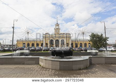 Yaroslavl, Russia - July 9, 2018: Fountain At The Railway Station Yaroslavl-glavny