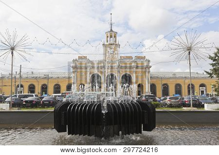 Yaroslavl, Russia - July 9, 2018: Fountain Close Up Against The Background Of The Building Of The Ra