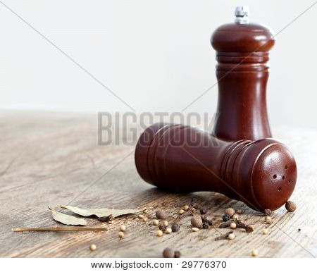 Trä Salt och peppar Shakers.