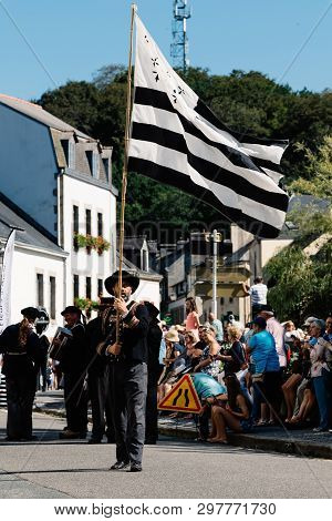 Pont-aven, France - August 5, 2018: Festival Of Gorse Flowers, A Traditional Parade With Celtic Circ