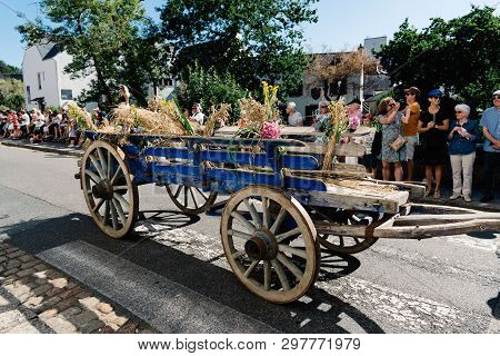Pont-aven, France - August 5, 2018: Festival Of Gorse Flowers, A Traditional Parade With Celtic Circ