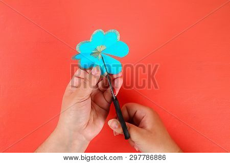 10 Diy Three-dimensional 3d Greeting Card With Flowers For Mothers Day On A Living Coral Background.