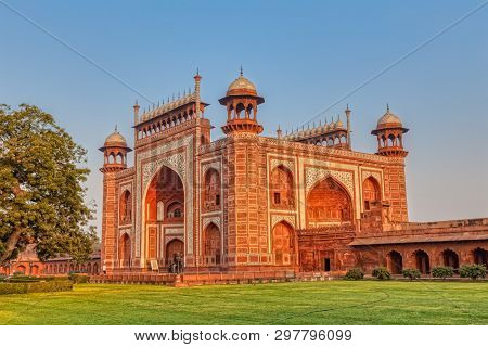 Agra, India - March 5 2018: Tourists Sighteseeing And Exploring At The Entrance To The Famous Taj Ma