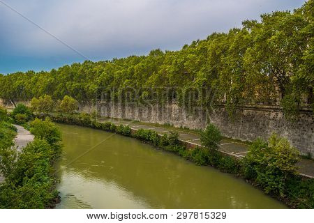 Tiber River Under The Fabricio Bridge In Rome - Italy