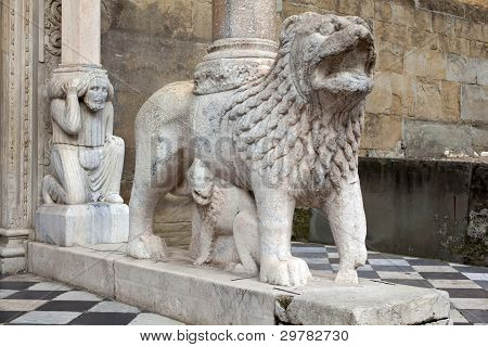 Lions støtte kolonner, Basilica di Santa Maria Maggiore, Bergamo Alta