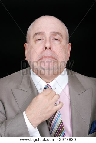 Dapper forretningsmand fastsættelse af slips