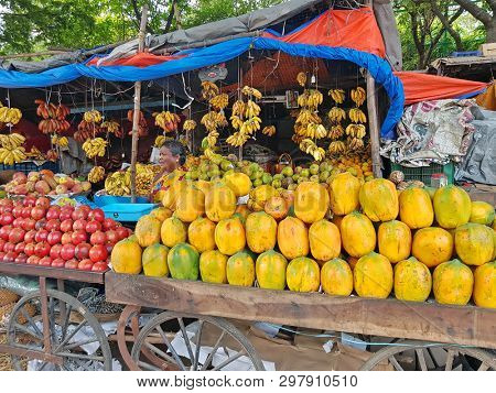 Tiruvanamalai, India - 19 december 2019: Fruit seller in the streets from Tiruvanamalai in India