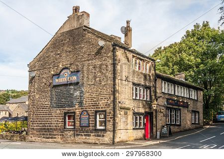 Uppermill, Oldham, Uk - September 21st 2010: The White Lion Public House. The Village Sits On The Bo
