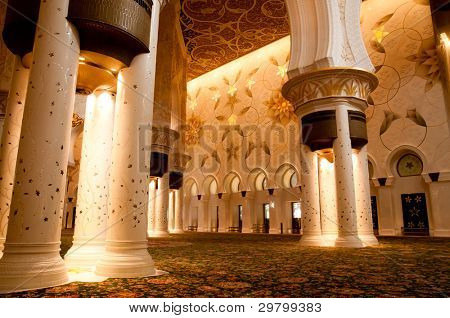 Mesquita Sheikh Zayed, em Abu Dhabi dentro