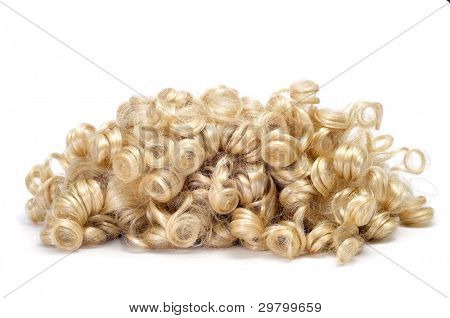 closeup kudrnaté blond paruka