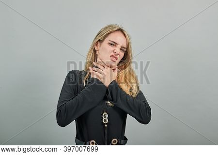 Chokes On Food Stuck And Is Making The Official International Sign For I Am Choking, Placing Fingers