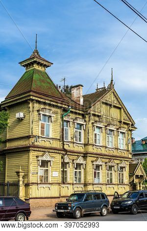 Russia, Kostroma, July 2020. The Facade Of An Interesting Wooden House Built In The Early 20th Centu