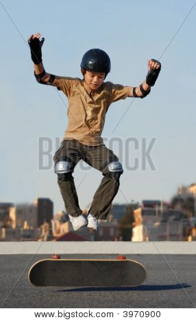 Chlapec skočil z Skateboard