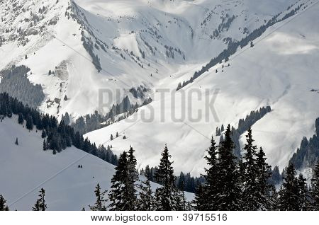 Schnee bedeckte Berge in tirol
