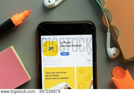 New York, Usa - 1 December 2020: La Poste Services Postaux Mobile App Icon On Phone Screen Top View,