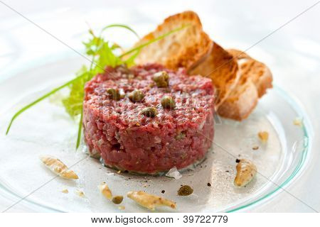 Rindfleisch-Tatar mit Kapern