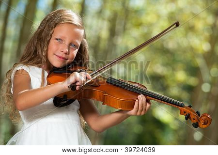 Cute Girl biały gra skrzypce na zewnątrz.