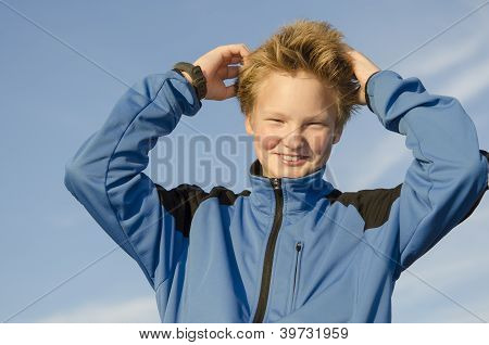 Kind past zijn haar