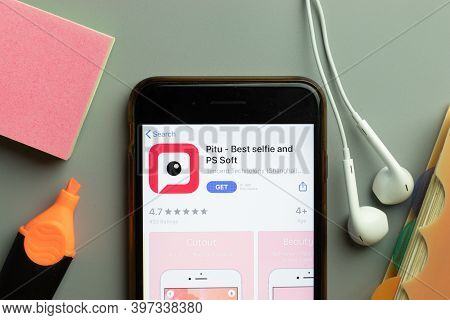 New York, Usa - 1 December 2020: Pitu Mobile App Icon On Phone Screen Top View, Illustrative Editori