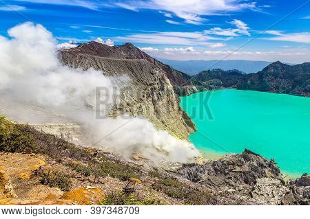 Crater Volcano Ijen, Java