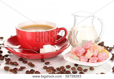 Rote Tasse Kaffee mit Milch und Rahat Freude, isolated on white