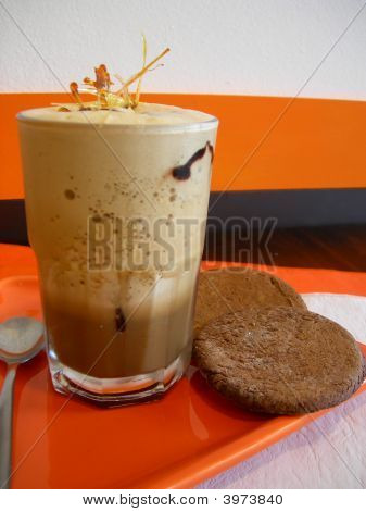 Ghiaccio Milkshake caffè con due biscotti al cioccolato
