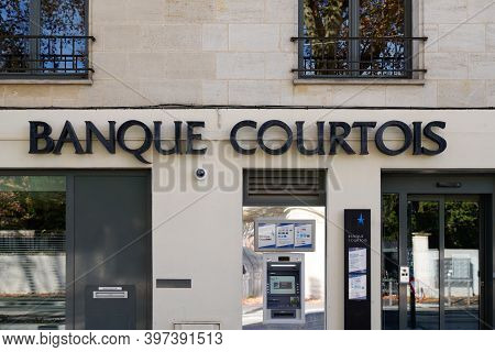 Bordeaux , Aquitaine  France - 11 21 2020 : Banque Courtois Sign And Text Logo Front Of Main Office 