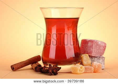 Glas türkischen Tee und Freude, Rahat auf Beige Hintergrund