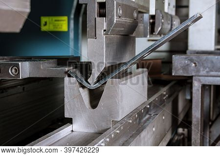 The Process Of Bending Sheet Metal On A Hydraulic Bending Machine