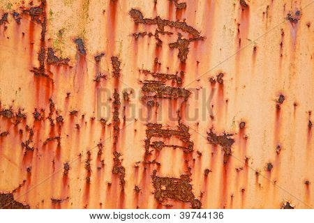 en del forvitret af gamle metal med orange maling