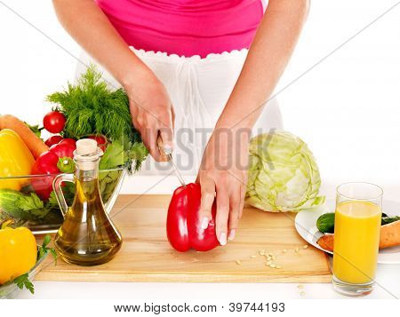 Donna incinta che preparare il cibo in cucina isolata.