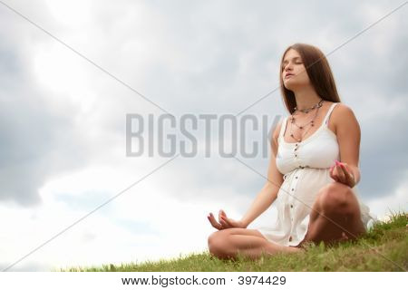 妊娠中の女性を瞑想します。