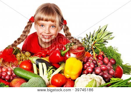 Mädchen mit Gruppe von Gemüse und Obst. Isoliert.
