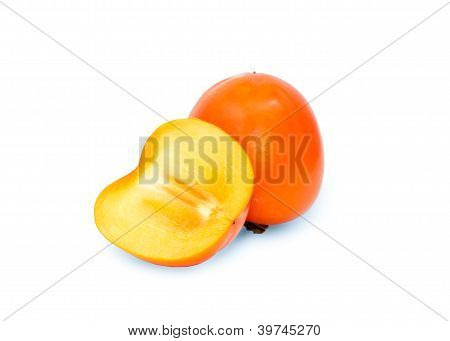 Skære persimmon isoleret på hvid baggrund