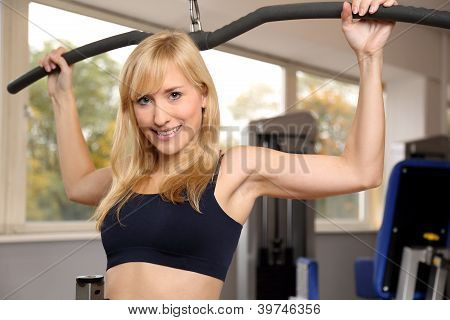 attraktive blonde Frau Gewichtheben in einer Turnhalle