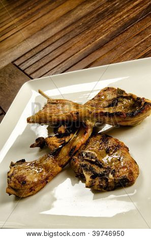 Barbekü, beyaz tabak ve arka plan üzerinde ahşap masa ızgara kuzu pirzola