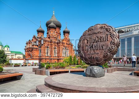 Tula, Russia - July 04 2015: Monument To Tulsky Pryanik -  Traditional Sweet Baked Cake Or Gingerbre