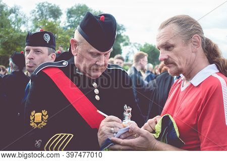 Moscow, Museon Park, September 4, 2016: The Leader Of The Scottish Pipers Orchestra Gives An Autogra
