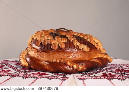 Rushnyk With Korovai On Grey Background. Ukrainian Bread And Salt Welcoming Tradition