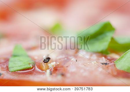 Tranches de tomate, basilic & assaisonnement.