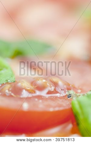 Tranches de tomate, basilic & assaisonnement.