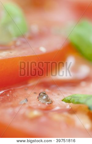Tranches de tomate, basilic & assaisonnement.