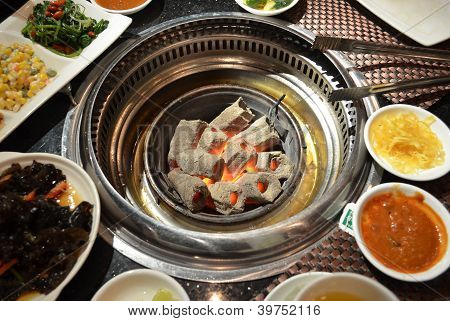 Ingebouwde Bureau barbecue voor het koken in een restaurant in Ulaanbaatar